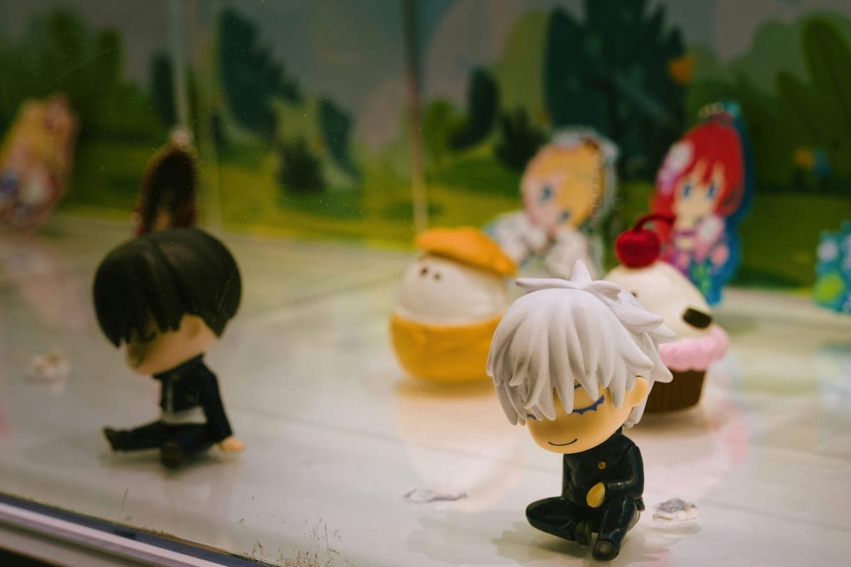 Колекція ляльок і фігурок на вітрині