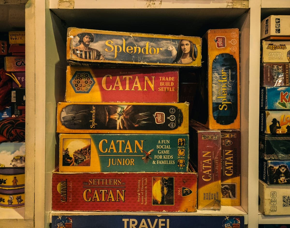 Полиця з настільними іграми: Catan, Splendor та інші