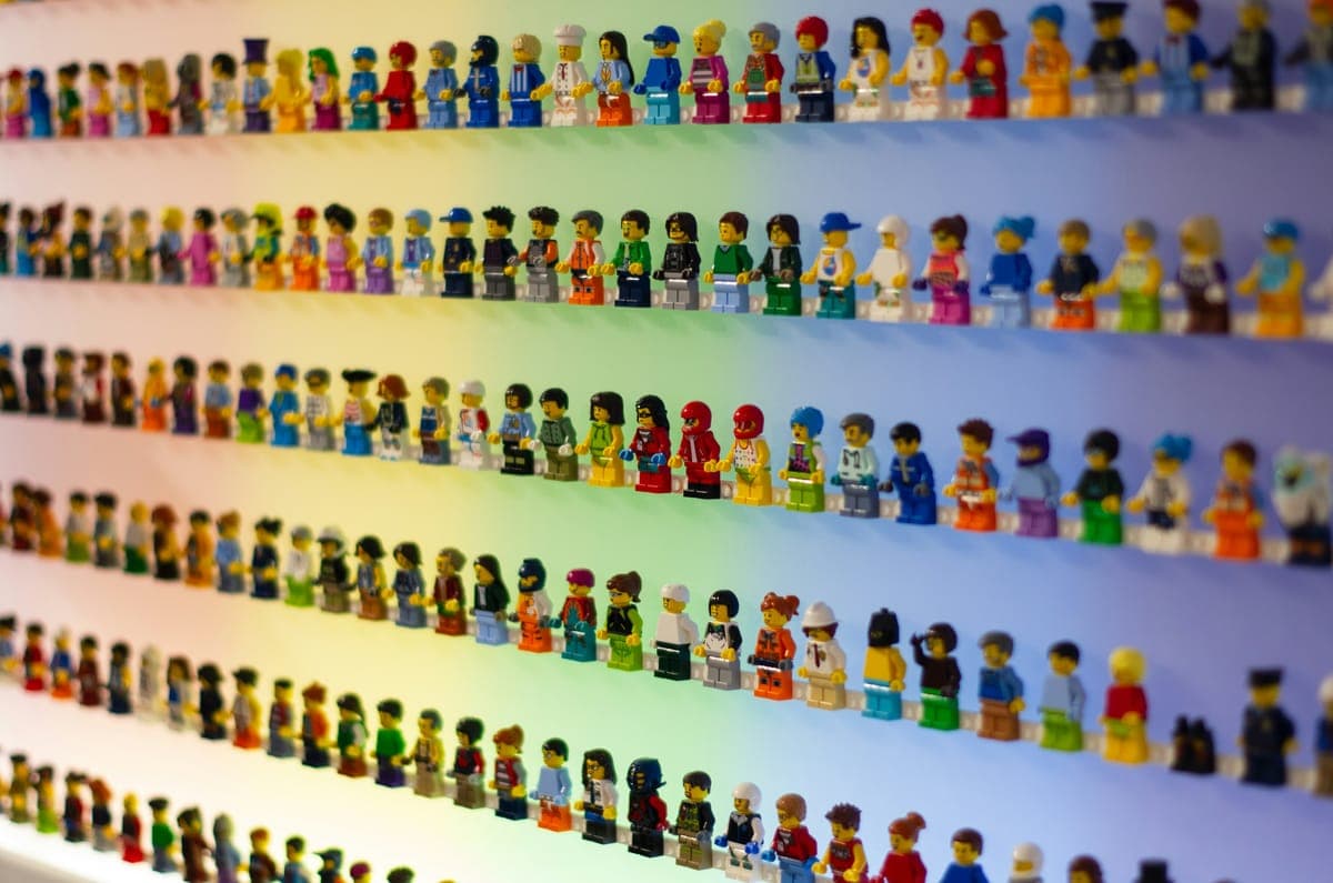 Ряди мініфігурок LEGO на виставковій стіні