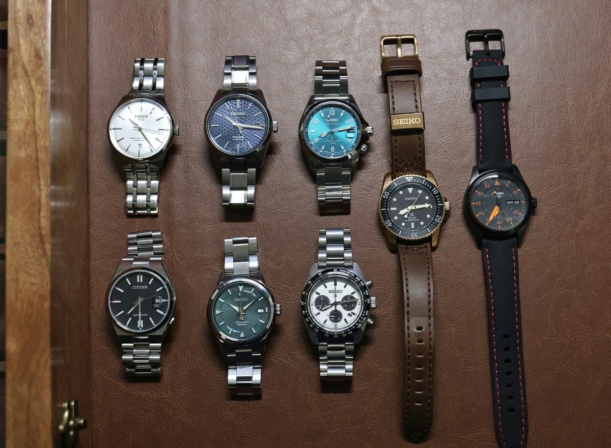 Колекція годинників, включно з Seiko та Citizen